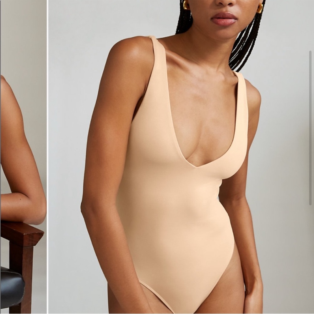 Aritzia Babaton Contour Bodysuit - Beige / Nude - V Neck - SZ XS - NWT